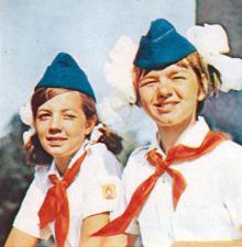 О чем думают эти две девочки? Фотография в фотоальбоме «Есть лагерь у Черного моря». Одесса. 1979 г.