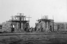 Строительство ворот Одесской кинофабрики. Фото из семейного архива заведующего кинофабрики Я.А. Корна. 1923 г.