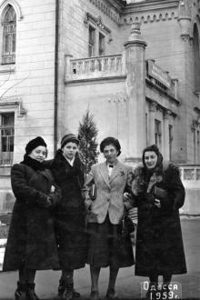 Одесса. На фоне здания санатория им. Чувырина. 1959 г.