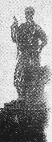 Скульптура «Селянин» работы И. Паровиченко в клубе им. Иванова. Фото в газете «Шквал». 1928 г.