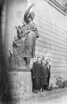Скульптура «Колхозница» на театральной площади. Одесса. 1950-е гг.