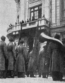 Перед зданием Одесского дома культуры Красной Армии и Флота. Фото в газете «Шквал», 08 декабря 1928 г.