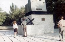 Памятник танку «НИ» (на испуг) в сквере Январского восстания. Слайд № 18 из набора цветных слайдов «Одесса». Конец 1960-х гг.