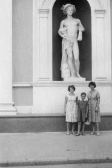 Одесса. Здание горсовета, в нише скульптура Меркурия. 1965 г.