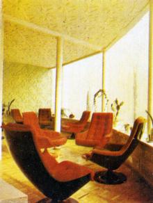 При ванном отделении имеется комната эстетотерапии с кондиционированным воздухом. Фото в буклете «Межзаводской оздоровительный комплекс «Стройгидравлика». 1978 г.