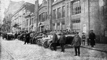 Перед входом в Одесский автомобильный салон. 1912 г.