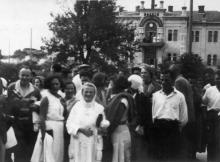 Группа людей на фоне водолечебницы в Аркадии. Одесса. Конец 1920-х гг.