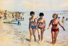 На пляже «Золотой берег». Фотография в фотобуклете «Одесса. Большой Фонтан». 1963 г.