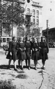 В начале ул. Дзержинского, на фоне дома № 97 по ул. Комсомольской. Одесса. 1949 г.