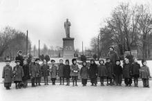 Парк им. Ильича. Детсад № 63 на фоне памятника Ленину. Одесса. 1957 г.