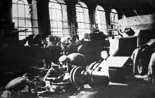 Рабочие завода им. Январского восстания совместно с танкистами ремонтируют поврежденные в бою танки. 1941 г.