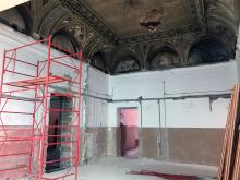 Потолок с росписью на холсте, открывшийся во время ремонта здания диспансера. Фото Е. Волокина. 18 апреля 2023 г.