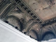 Фрагмент потолка, открывшегося во время ремонта здания диспансера. Фото Е. Волокина. 18 апреля 2023 г.