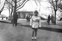 На фоне верхнего павильона эскалатора на Приморском бульваре. Одесса. 1980-е гг.