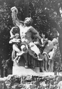 Скульптура «Лаокоон с сыновьями» в сквере им. Р. Люксембург. Начало 1950-х гг.