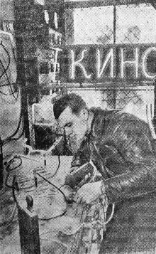 Мастер цеха газосветных реклам Ф.И. Волянский вводит в стеклянную букву неон. Фото Я. Левита в газете «Большевистское знамя» 19 апреля 1950 г.