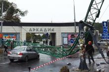 Шторм в Одессе: в Аркадии рухнул строительный кран