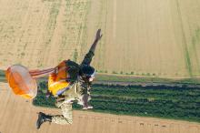 В Одессе пограничники отработали прыжки с парашютом